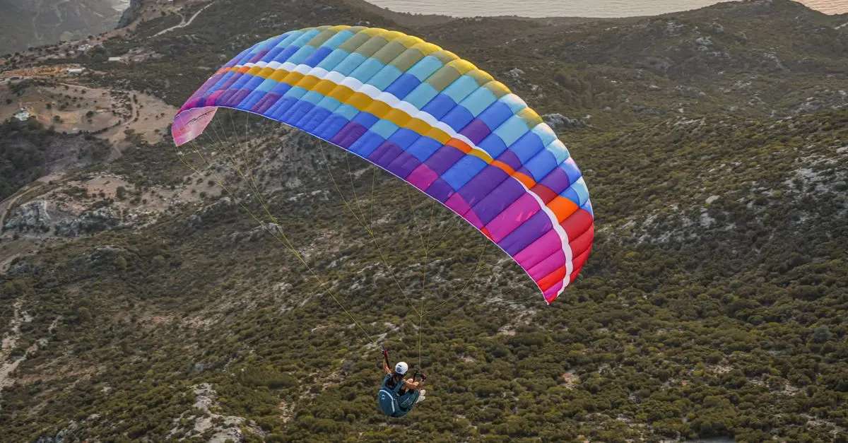 Les Sensations Aériennes Envoûtantes du Parapente : Guide Complet